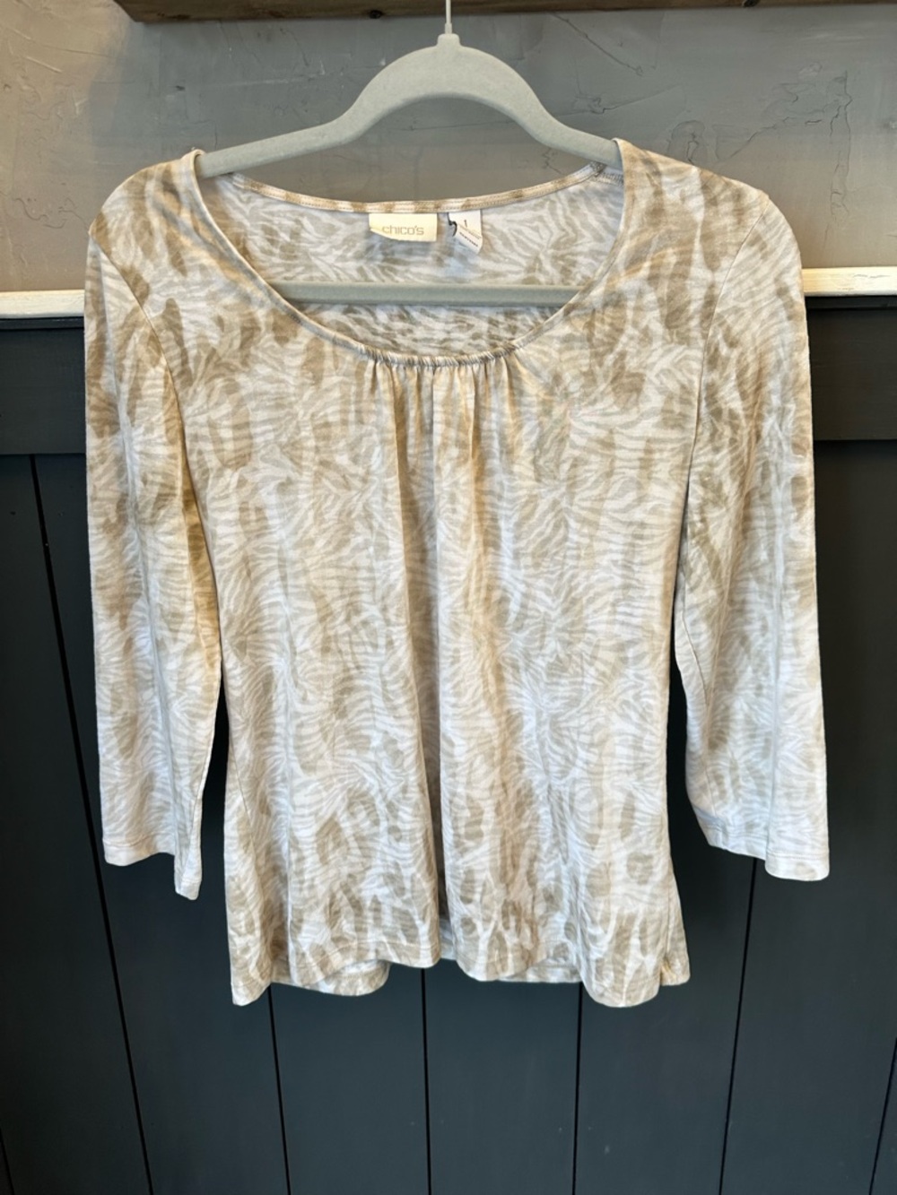 Chicos Womens Small Beige Animal Print Blouse 3/4 Sleeve Scoop Neck sz 1